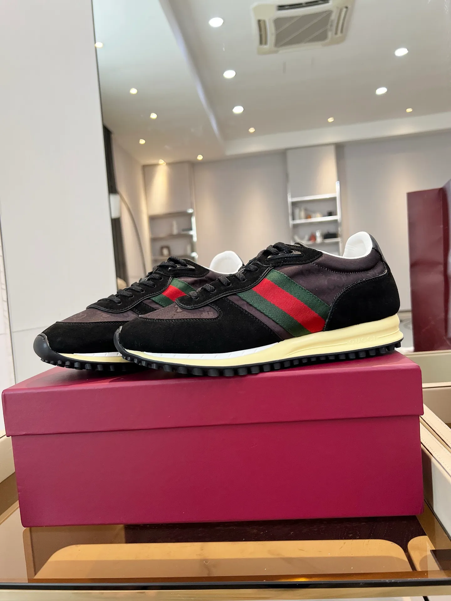 [G Home] P: 660💰 Men's Size: 40-44 (45 custom-made) GUCCI Gucci New Style When classic craftsmanship meets lazy fashion, this pair of Gucci men's casual shoes is the answer to refresh your wardrobe! The shoe body is made of soft calfskin and breathable fabric. Every step is as light as a cloud. The Italian tailoring releases the freedom of your feet, making daily travel a luxurious and comfortable experience. The iconic GG Supreme print on the side of the shoe low-key tells the brand's genes, and the metal horsebit embellishes the tongue, instantly lighting up the minimalist design; the contrasting webbing on the heel adds a smart layer, and the rubber serrated sole combines retro texture with modern anti-slip performance. Whether paired with jeans, a dress or wide-leg trousers, it can be the finishing touch of a look - languid yet sophisticated, effortless yet edgy.